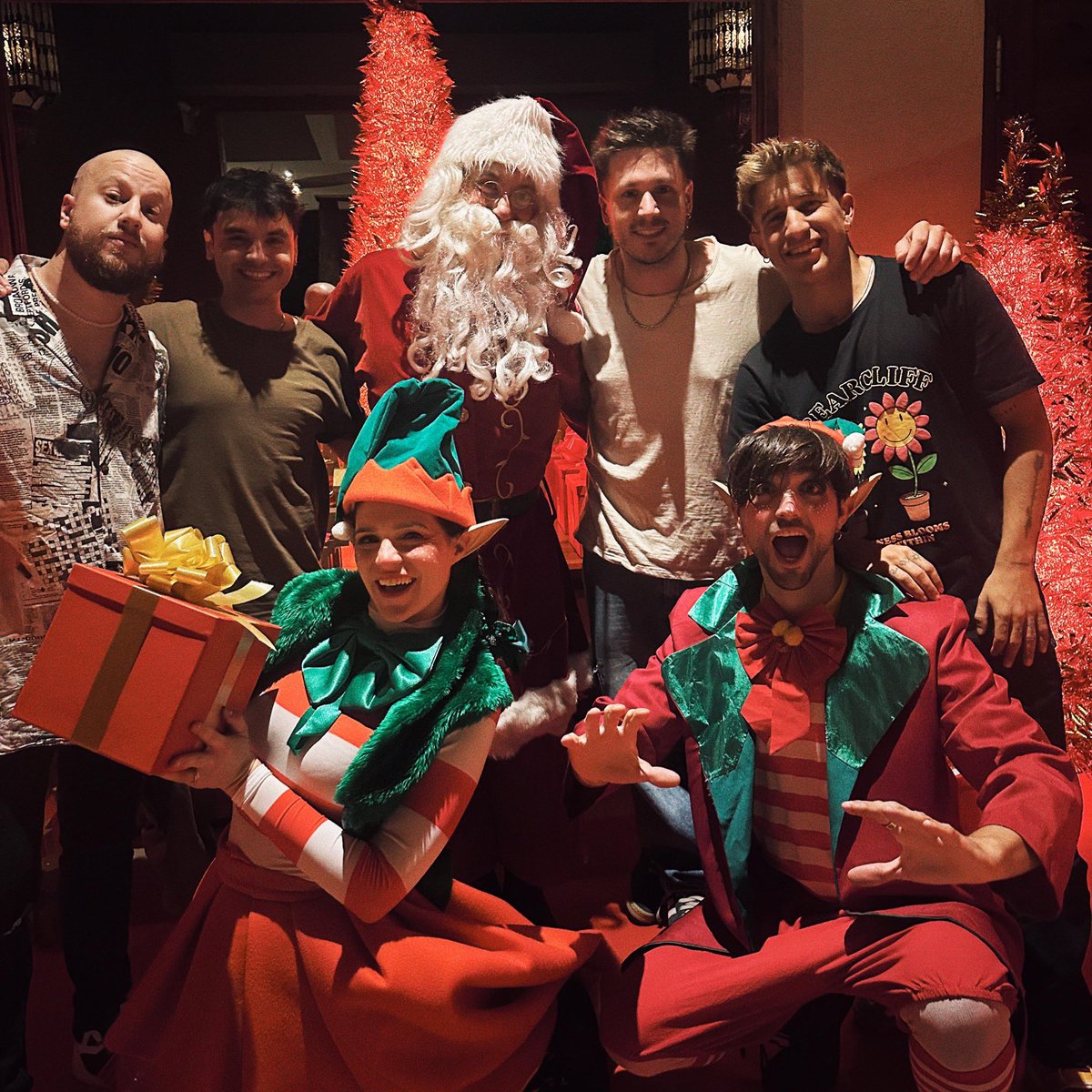 FELIZ NAVIDAD, disfruten en familia! Lxs queremos 🍍🫶🏻✨