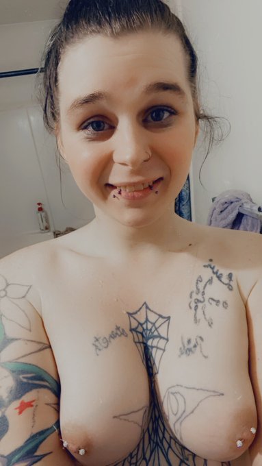 Happy holidays from me and my sparkly bars!😈 https://t.co/cFMivJ2y4c