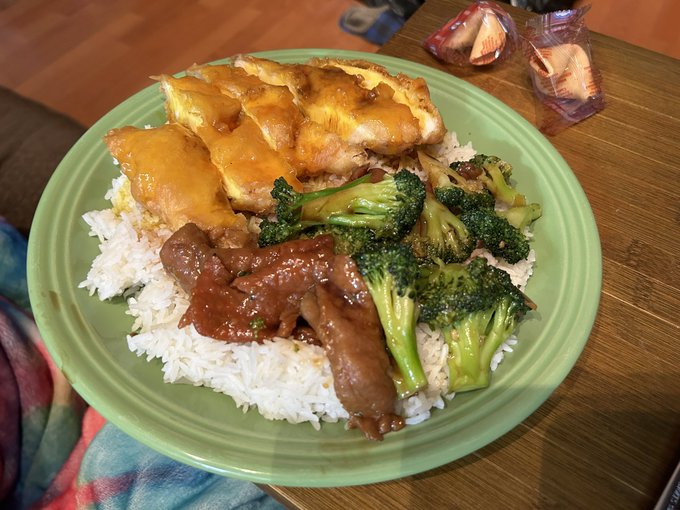 I must be channeling my inner Jew tonight&hellip;ordered Chinese takeout for dinner! 😄🥡🥢🥠🧧🎄🎅🏻  Lemon chicken