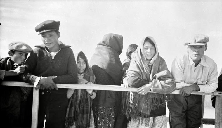 After the treaty dance, watching the boats leave in the morning. Photographed at Behchokǫ̀ (Fort Rae), NWT in 1937. 

Photo: Charles A. Keefer | © Library and Archives Canada
