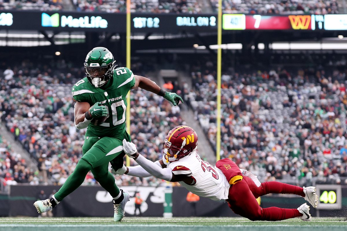 NFLonCBS's tweet photo. Most career games with 95+ rush yards and 95+ rec yards

                                            Games Played
Walter Payton          3       190
Breece Hall               2         22*
Priest Holmes          2        113
Brian Westbrook    2         121
Larry Brown              2        102
Thurman Thomas   2        182

*👀