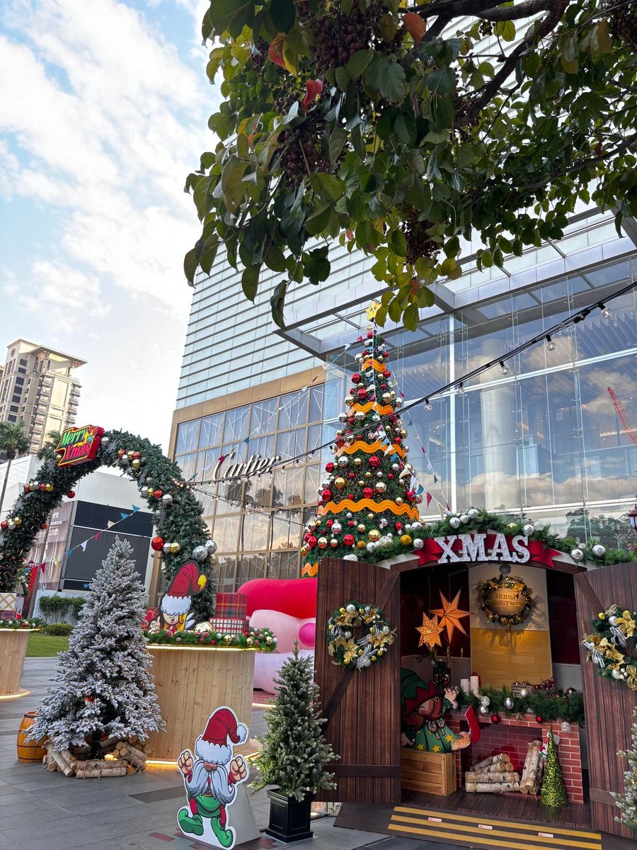 fishyiphone's tweet photo. 臺中大遠百外🎄🥹🫶🏻||| https://t.co/8OxI8a2VBS