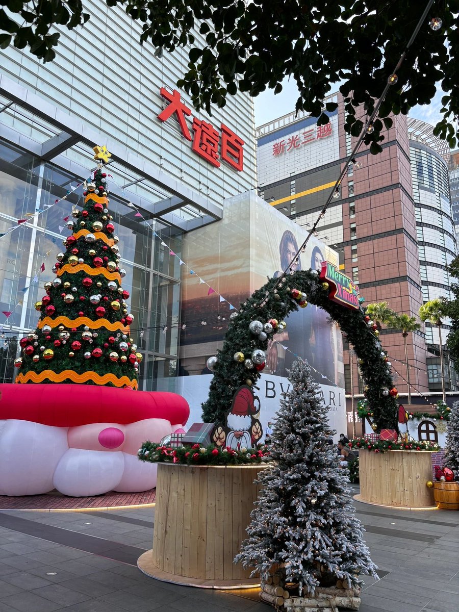 fishyiphone's tweet photo. 臺中大遠百外🎄🥹🫶🏻||| https://t.co/8OxI8a2VBS