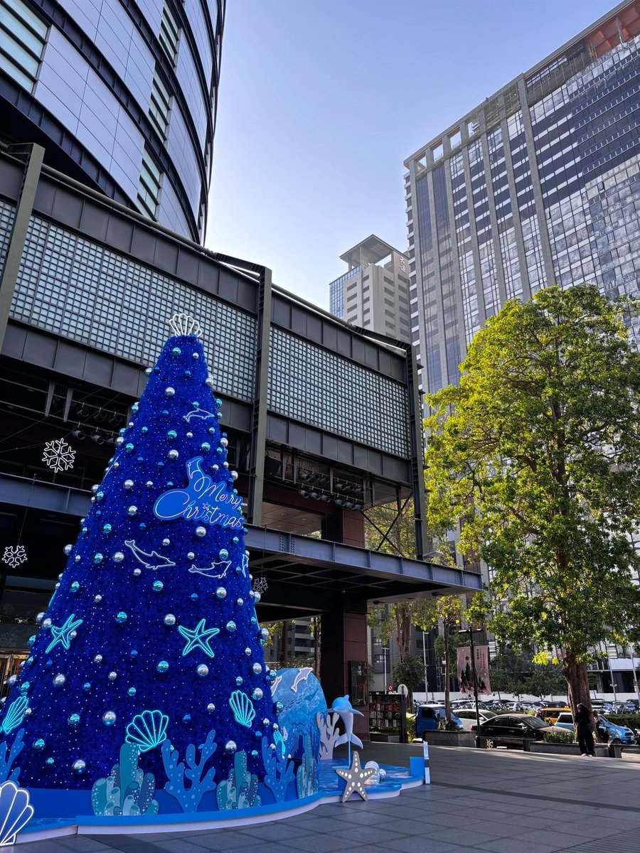 fishyiphone's tweet photo. 臺中大遠百外🎄🥹🫶🏻||| https://t.co/8OxI8a2VBS
