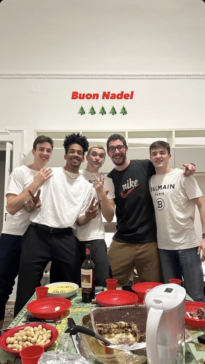 Feliz Navidad a todos 🥹🎄 que el voley os traiga a gente que merezca la pena recordar.