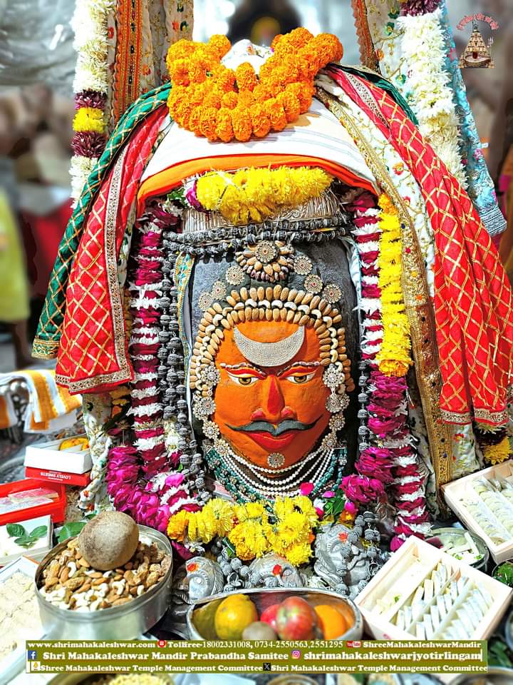 DrMohanYadav51's tweet photo. 🙏🌹 *जय श्री महाकाल*🌹🙏
*श्री महाकालेश्वर ज्योतिर्लिंग का आज का भस्म आरती श्रृंगार दर्शन*🛕
🔱 *25  दिसंबर  2023 ( सोमवार  )*🔱

@BJP4India @BJP4MP https://t.co/jcz0HJ5Fkz