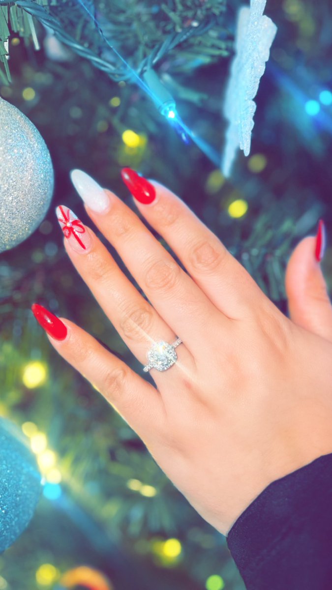 stacey92_'s tweet photo. I’M A FIANCÉE Y’ALL!!! 🤪💍✨❤️👰🏻‍♀️ #engaged https://t.co/NAy2ixeQQi