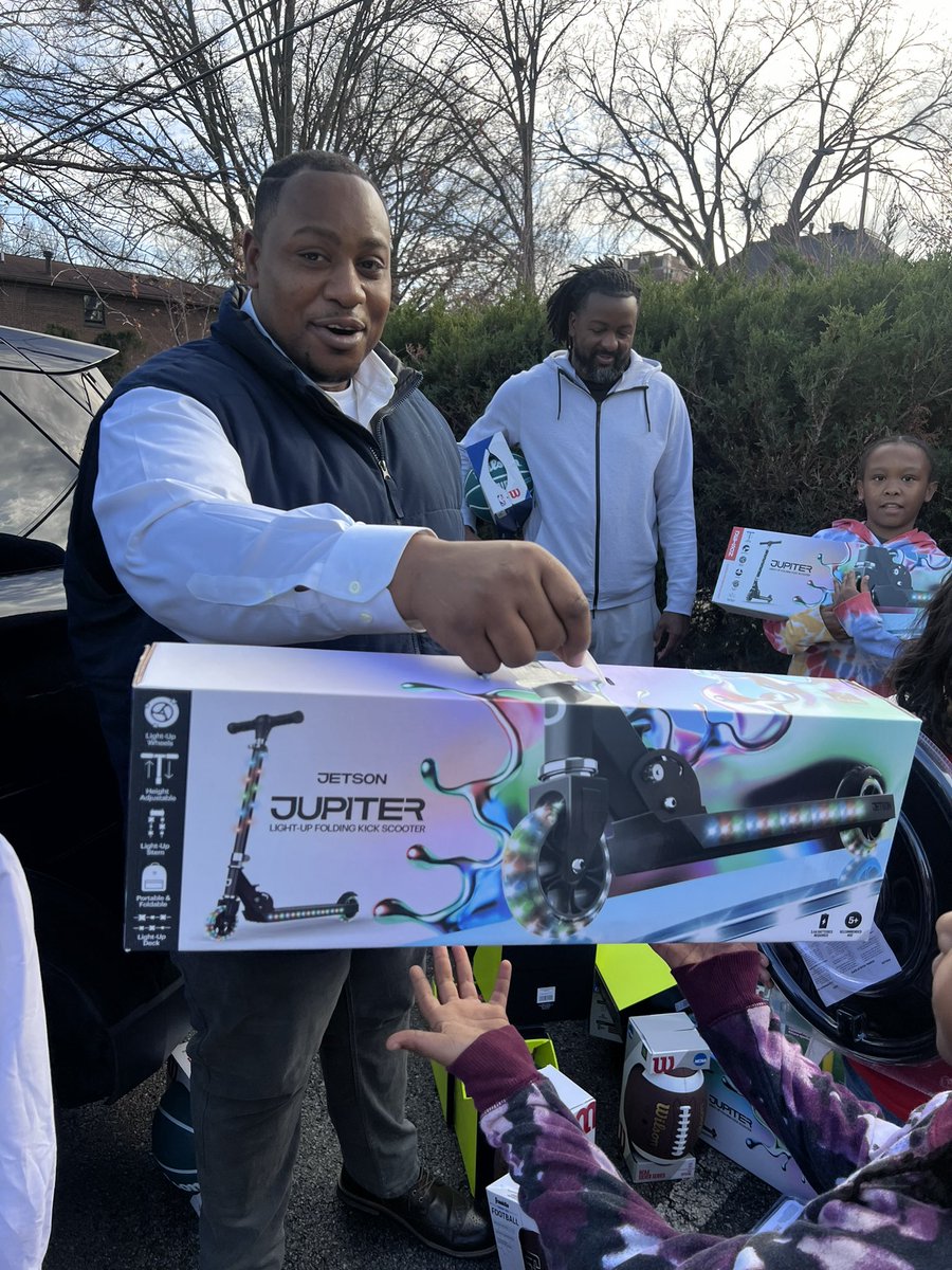 Thankful to deliver last minute presents to children in District 6. Thanks to Coach Julio Anthony, @kentucky_ambition, and Jeremy Thomas for joining in on the holiday spirit!!
