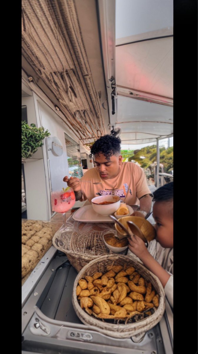 Comendo a ceia ao lado do meu puto asiático