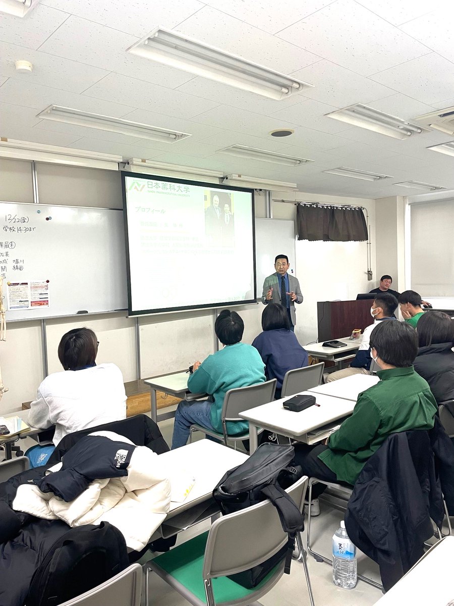kantojusei's tweet photo. 日本薬科大学 医療ビジネス薬科学科・スポーツ薬学コースの東先生と松永先生による。３年次編入の説明会を行いました。これにより５年間で「柔道整復師」 + 「学士」の資格と学位が取得可能になります。
メリットや活躍できるフィールドなどの説明をして頂きました。
＃日本薬科大学 ＃大卒 ＃国家資格 https://t.co/Dwhn9PxE2n