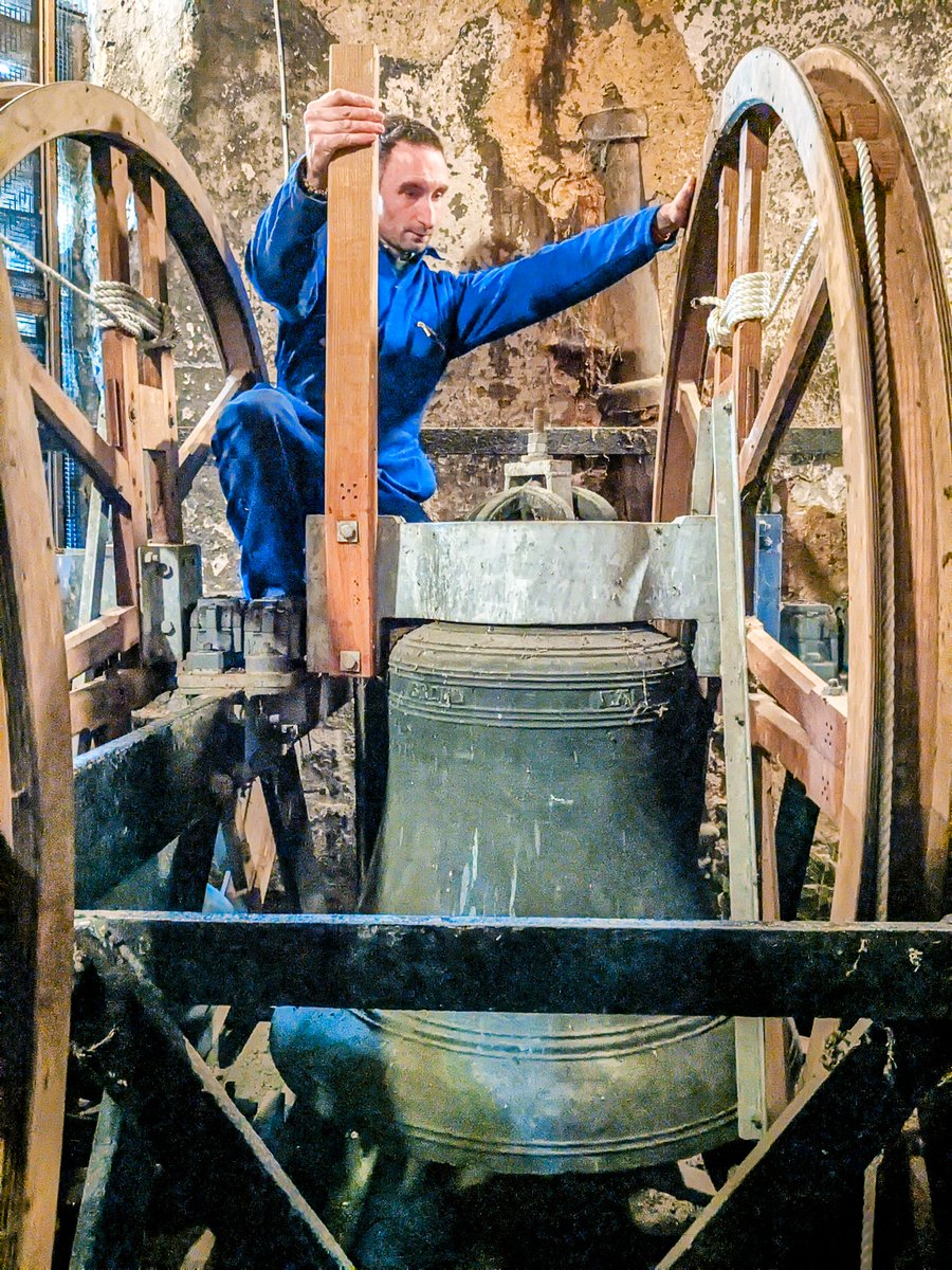Thorny1587's tweet photo. #Bellringing brings you face-to-face with history. This bell at St Mary's #longstratton was cast in 1652, just a year after the end of the #EnglishCivilWar Despite it's age, this is no museum piece, or static exhibit. Still ringing over 370 years on! #bells @ccringing @MRDC1715 https://t.co/71cmcP9yGP
