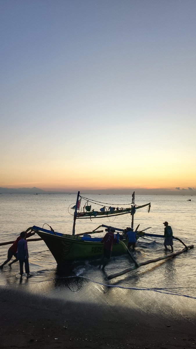 royijen1989's tweet photo. selamat liburan twips π #sunriseofjava #banyuwangi https://t.co/yc4czcms9s