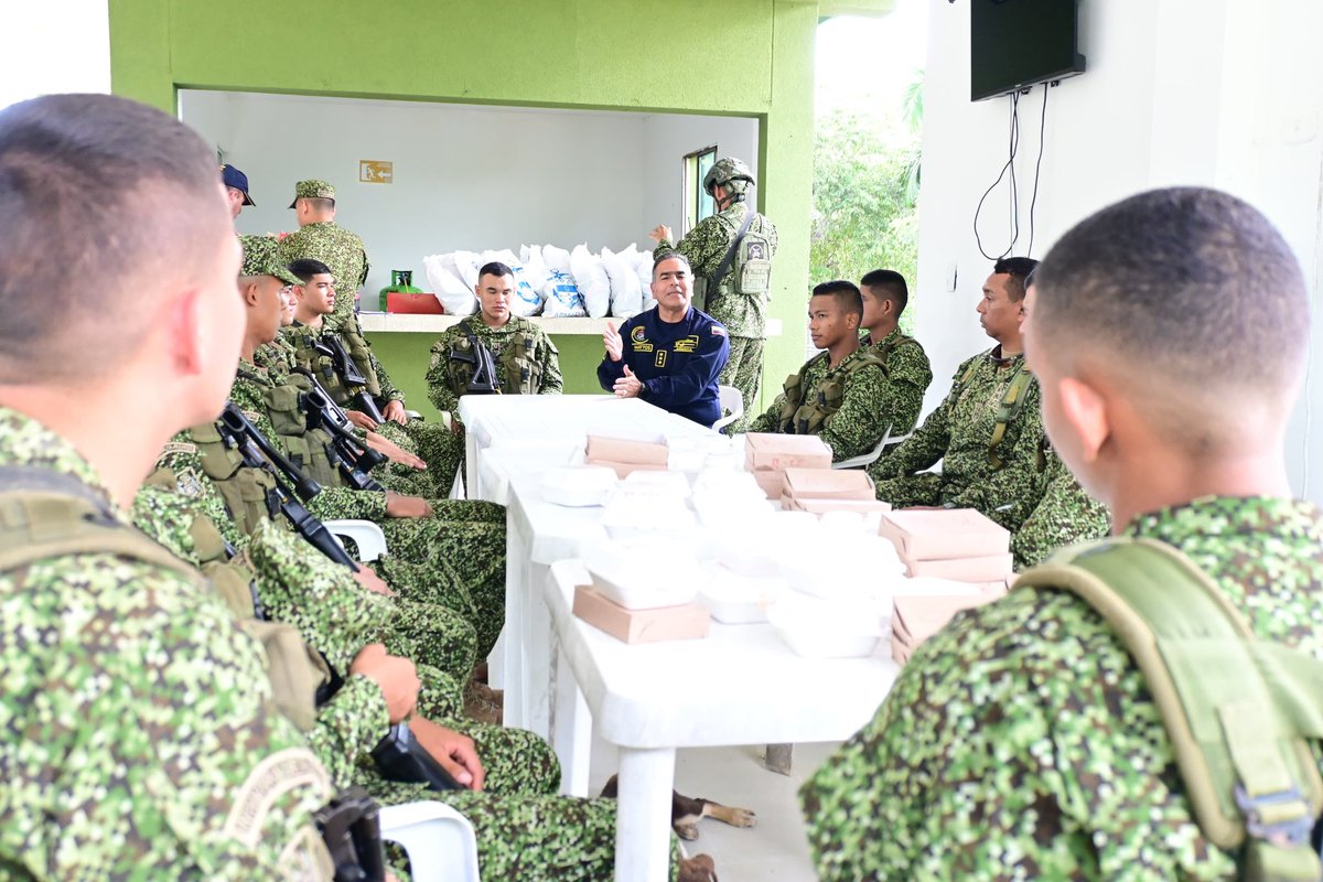 FNC_ArmadaCol's tweet photo. #SaludosNavidad🎄🇨🇴 El señor Vicealmirante Hernando Enrique Mattos Dager, Cdte @FNC_ArmadaCol, visitó a nuestros #InfantesDeMarina destacados en los Puestos Avanzados de Infantería de Marina en #Barú, #Villanueva y #Mapurito, a quienes saludó y les llevó un mensaje de navidad, reconociendo su incansable labor por la seguridad de la zona insular de #Cartagena y su servicio abnegado a la Patria 🇨🇴

✅ Durante su visita, entregó regalos y compartió momentos de alegría, unión y bienestar en compañía de Oficiales y del Jefe Técnico de Comando de la #FuerzaNavalDelCaribe.

¡Feliz Navidad! 🎄

2023 Año del #BicentenarioNaval ⚓️
#ProtegemosElAzulDeLaBandera 🇨🇴