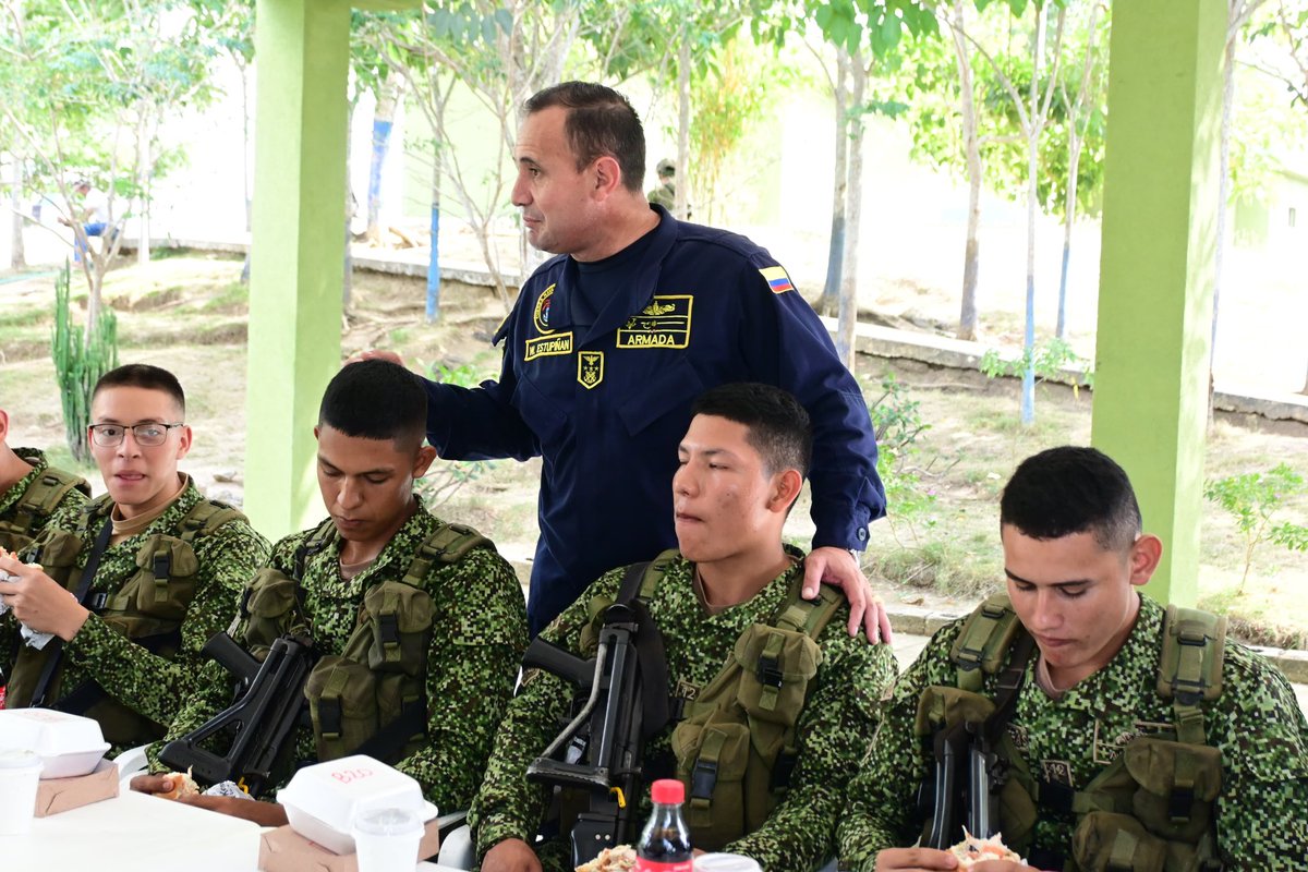 FNC_ArmadaCol's tweet photo. #SaludosNavidad🎄🇨🇴 El señor Vicealmirante Hernando Enrique Mattos Dager, Cdte @FNC_ArmadaCol, visitó a nuestros #InfantesDeMarina destacados en los Puestos Avanzados de Infantería de Marina en #Barú, #Villanueva y #Mapurito, a quienes saludó y les llevó un mensaje de navidad, reconociendo su incansable labor por la seguridad de la zona insular de #Cartagena y su servicio abnegado a la Patria 🇨🇴

✅ Durante su visita, entregó regalos y compartió momentos de alegría, unión y bienestar en compañía de Oficiales y del Jefe Técnico de Comando de la #FuerzaNavalDelCaribe.

¡Feliz Navidad! 🎄

2023 Año del #BicentenarioNaval ⚓️
#ProtegemosElAzulDeLaBandera 🇨🇴