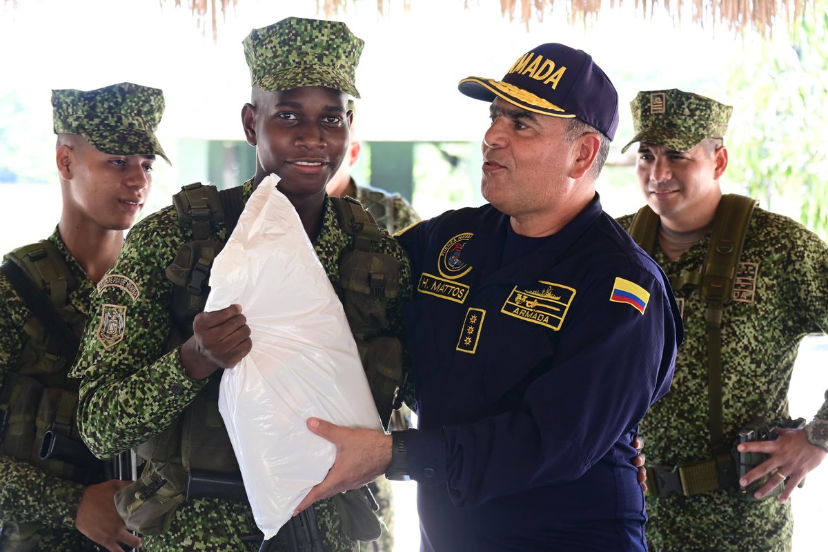 FNC_ArmadaCol's tweet photo. #SaludosNavidad🎄🇨🇴 El señor Vicealmirante Hernando Enrique Mattos Dager, Cdte @FNC_ArmadaCol, visitó a nuestros #InfantesDeMarina destacados en los Puestos Avanzados de Infantería de Marina en #Barú, #Villanueva y #Mapurito, a quienes saludó y les llevó un mensaje de navidad, reconociendo su incansable labor por la seguridad de la zona insular de #Cartagena y su servicio abnegado a la Patria 🇨🇴

✅ Durante su visita, entregó regalos y compartió momentos de alegría, unión y bienestar en compañía de Oficiales y del Jefe Técnico de Comando de la #FuerzaNavalDelCaribe.

¡Feliz Navidad! 🎄

2023 Año del #BicentenarioNaval ⚓️
#ProtegemosElAzulDeLaBandera 🇨🇴