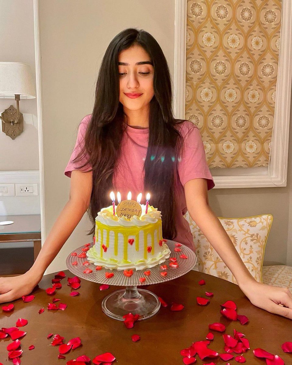 Sarah24MI's tweet photo. This is my birthday photo from last year. I had some loved ones on that birthday but alas they are not by my side on this birthday. But I will not forget them. May they be well wherever they are.😊

Tomorrow is my birthday. Everyone is invited to my birthday🥰 https://t.co/3ZOvVZogCS