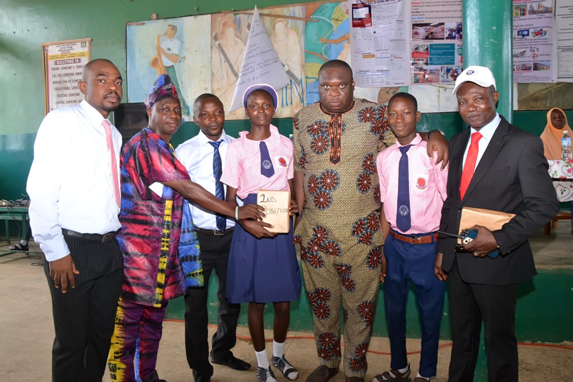 hrfngo's tweet photo. Business Students Association day celebrated at Lagos Model Senior College Meiran, Lagos on 29th Nov,202

40 Financial and Accounting textbooks were given to SS1 students of the school by Faras Charitable Foundation in collaboration with Hope Restored foundation and Finpolnomics https://t.co/c6k4rBh8hU