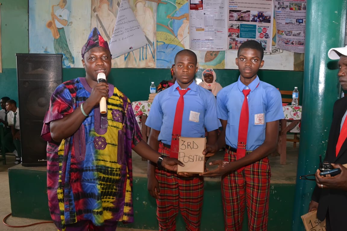 hrfngo's tweet photo. Business Students Association day celebrated at Lagos Model Senior College Meiran, Lagos on 29th Nov,202

40 Financial and Accounting textbooks were given to SS1 students of the school by Faras Charitable Foundation in collaboration with Hope Restored foundation and Finpolnomics https://t.co/c6k4rBh8hU