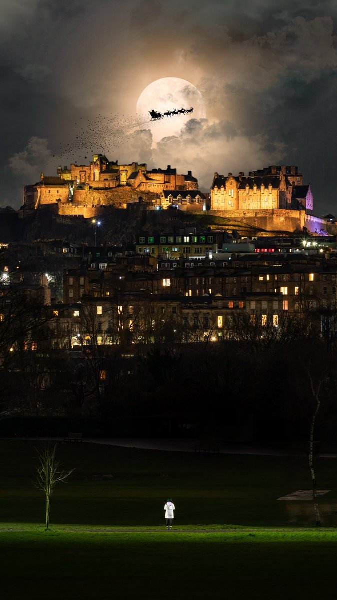 Amazing to see #Santa flying high above the #Edinburgh skyline. If you have little ones still up let them know the big man is on his way! 🎅🏻 🎁 🎄 Merry #Christmas! Adam @VisitScotland @edinburghcastle