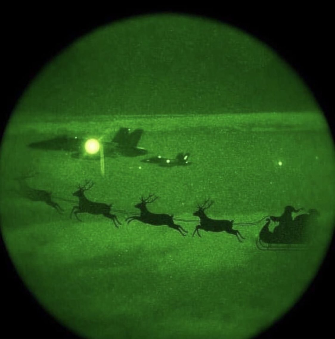 t_scapstone's tweet photo. Santa is on his way, caught through the night vision camera of the local Air Force while transiting from the North Pole.
#NORADSanta #MerryChristmas https://t.co/AQiSoJ5wVi