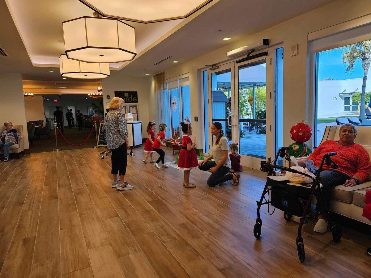 AmavidaLiving's tweet image. Thank you Family Connect for coming to Amavida Living, we enjoyed sharing sweet treats, crafts and cocoa with everyone!  🎅 🎄

AmavidaLiving.com

#happyholidays #funevents #seniorcommunity #specialtimes #CelebrateWithUs #amavidalove