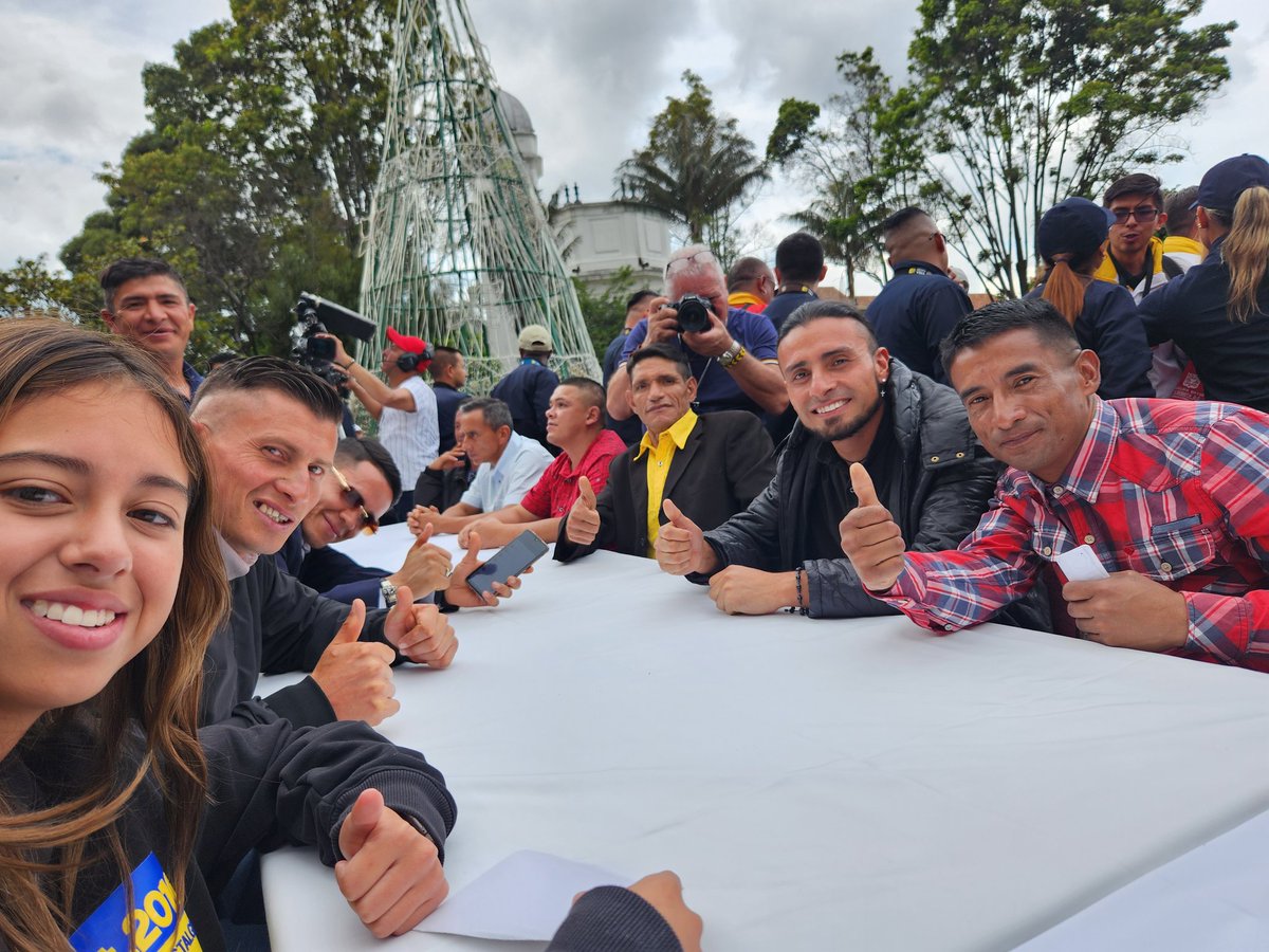 petrogustavo's tweet photo. Con ciudadanos y  ciudadanas habitantes y ex habitantes de calle en el Palacio de Nariño y en compañia de mi hija Antonella.

Una Navidad donde todas y todos tengan derecho https://t.co/0KbCX8M8Fj