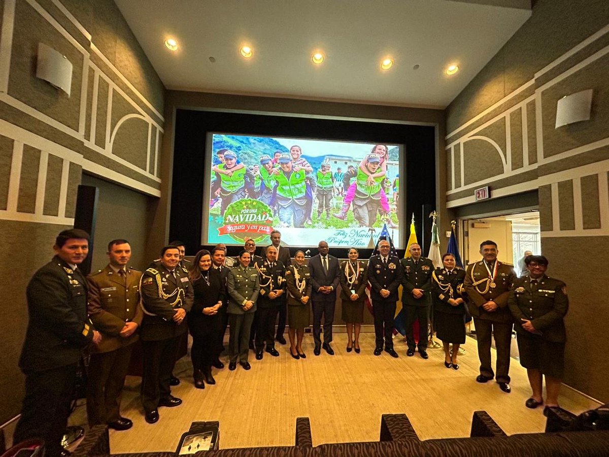 apalausa's tweet photo. @APALA, realizo la toma de posesión de la nueva directiva, el Comisionado Luis Repreza Aguilar @PNCSV  Presidente saliente deseo muchos éxitos a la Coronel de la Policía Nacional de Colombia Susana Blanco, que asume merecidamente la dirección de APALA. https://t.co/vSNMnnZ2h2