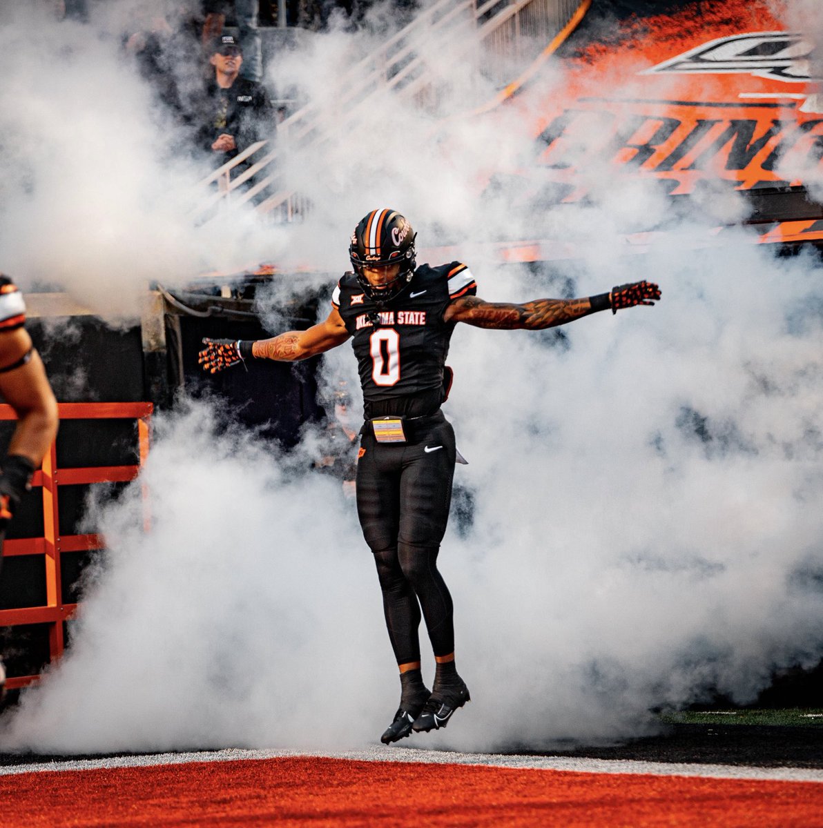BarstoolOKST's tweet photo. THE BEST CHRISTMAS PRESENT YOU COULD EVER ASK FOR. @Ollie_Gordon2 IS STAYING IN STILLWATER! 🤠🟠⚫️🎁 https://t.co/SpMh3rg49i