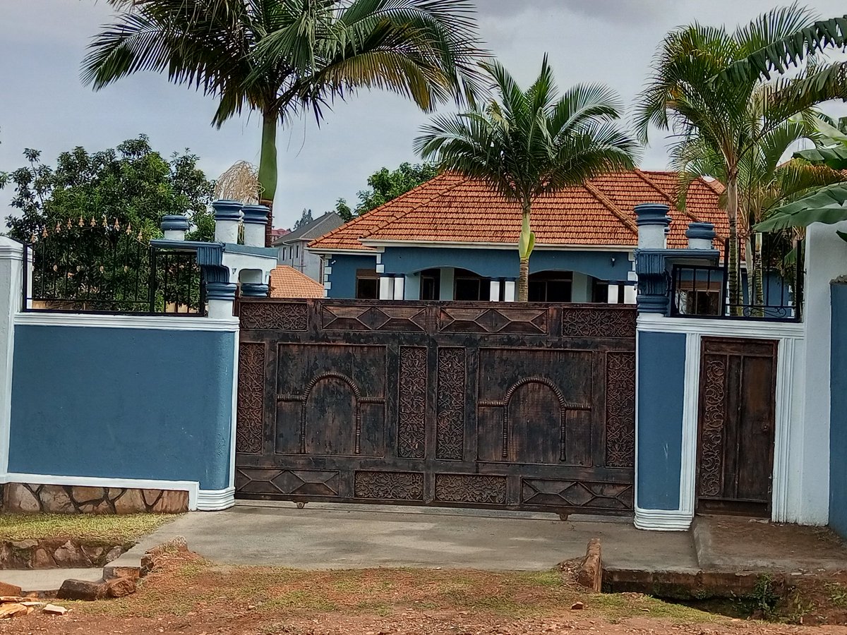 shukranproperty's tweet photo. 4 Bedrooms beautiful house 🏠 for sale @ #700m.
📌 Located in Kampala.
📌 Has large sitting and dining rooms, modern Kitchen and #5bathrooms.
📌 Seated on #35Decimals of mailo land with title.
📌 Call 0706592177
🌹NOTE: INSPECTION IS ON APPOINTMENT.
#MamaDsWorldRecord https://t.co/WQ7kwoGCsv