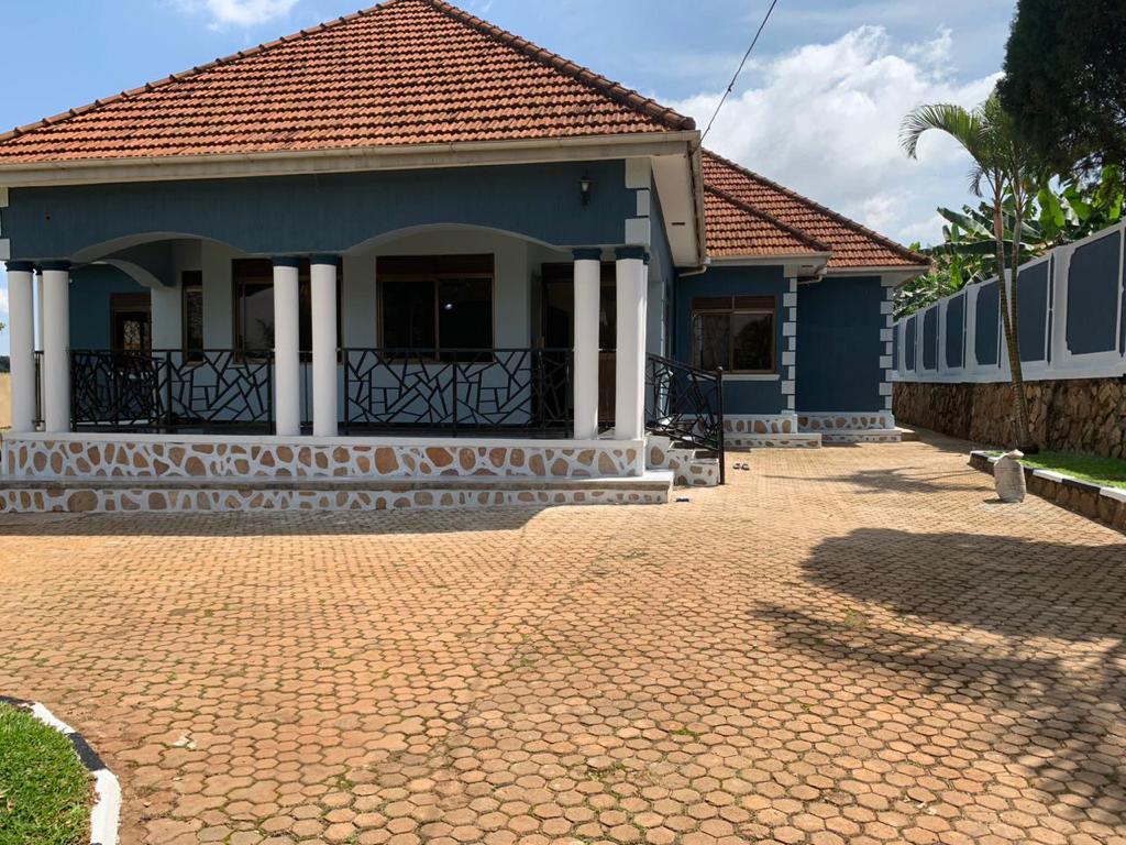shukranproperty's tweet photo. 4 Bedrooms beautiful house 🏠 for sale @ #700m.
📌 Located in Kampala.
📌 Has large sitting and dining rooms, modern Kitchen and #5bathrooms.
📌 Seated on #35Decimals of mailo land with title.
📌 Call 0706592177
🌹NOTE: INSPECTION IS ON APPOINTMENT.
#MamaDsWorldRecord https://t.co/WQ7kwoGCsv