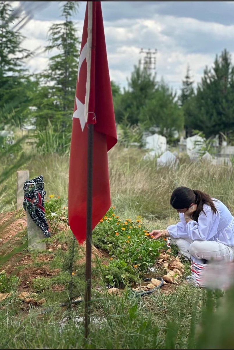 Muhammet__tatar's tweet photo. Bazı sevdalar mahşere kalır 😞
#sehidimizvar  #SehidinVarTürkiye 
#sehit #KahrolsunPKK
 #PenceKilitOperasyonu https://t.co/b8pyan31vY