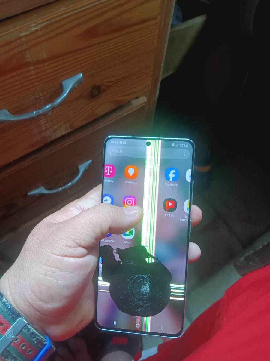 Cosas que se ven en Facebook:

Teléfono con detalle en pantalla, no afecta en nada, trabaja al 1️⃣0️⃣0️⃣.