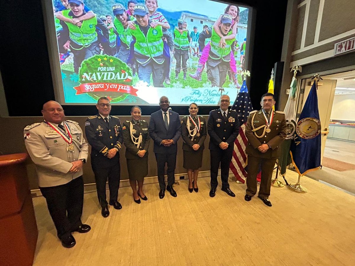 apalausa's tweet photo. @APALA, realizo la toma de posesión de la nueva directiva, el Comisionado Luis Repreza Aguilar @PNCSV  Presidente saliente deseo muchos éxitos a la Coronel de la Policía Nacional de Colombia Susana Blanco, que asume merecidamente la dirección de APALA. https://t.co/vSNMnnZ2h2