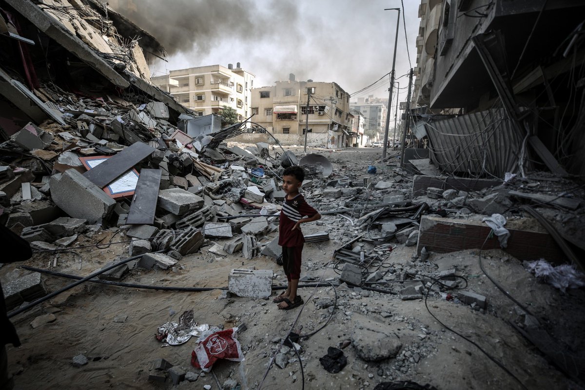 notlots's tweet photo. As we enjoy a Happy Christmas celebrating the coming of the #PrinceofPeace, my heart is weeping that 2000 years on and humankind is still at war in so many places. Special prayers for the people of #Ukraine and #Gaza tonight and for those still held hostage too. #Loveistheonlyway https://t.co/bljh1YjICW