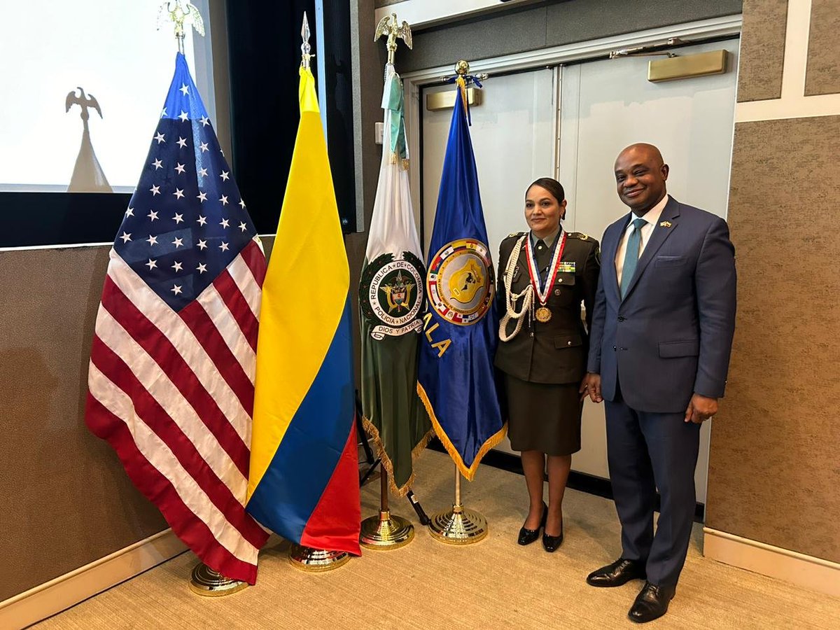 apalausa's tweet photo. @APALA, realizo la toma de posesión de la nueva directiva, el Comisionado Luis Repreza Aguilar @PNCSV  Presidente saliente deseo muchos éxitos a la Coronel de la Policía Nacional de Colombia Susana Blanco, que asume merecidamente la dirección de APALA. https://t.co/vSNMnnZ2h2