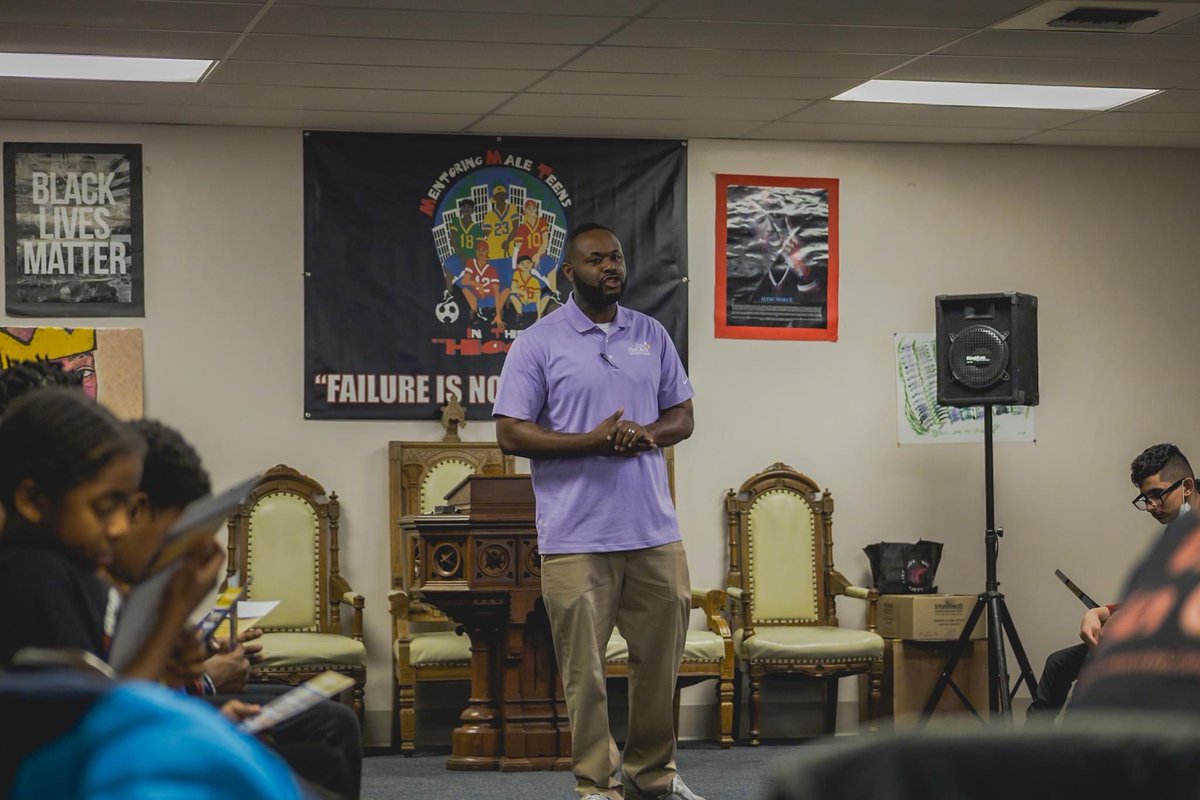 SenatorMcCray's tweet photo. Grateful to share moments with  
Mentoring Male Teens in the Hood. Reflecting on my Baltimore upbringing &amp; legislative lessons is a beautiful opportunity. Huge thanks to Cameron Miles &amp; all the men mentoring our young scholars! 🙌🏽 #MentorshipMatters  #RoleModeling https://t.co/Q6mBkfMBEC