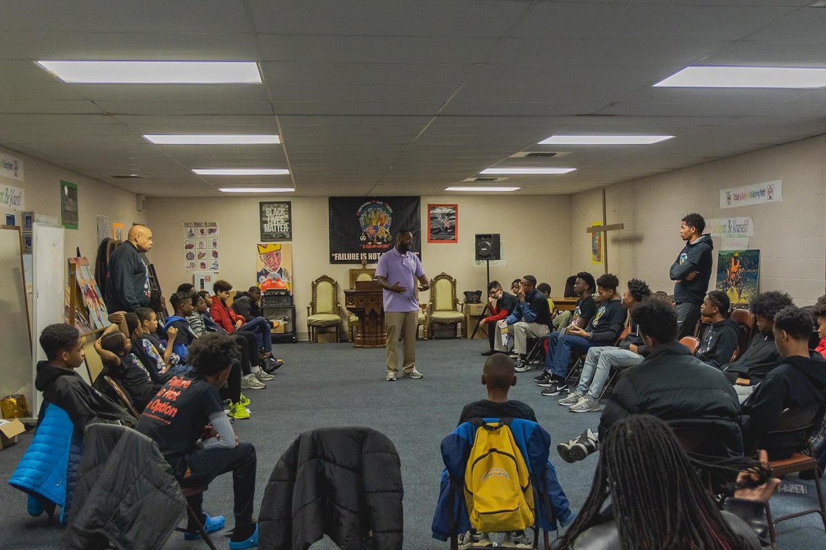 SenatorMcCray's tweet photo. Grateful to share moments with  
Mentoring Male Teens in the Hood. Reflecting on my Baltimore upbringing &amp; legislative lessons is a beautiful opportunity. Huge thanks to Cameron Miles &amp; all the men mentoring our young scholars! 🙌🏽 #MentorshipMatters  #RoleModeling https://t.co/Q6mBkfMBEC
