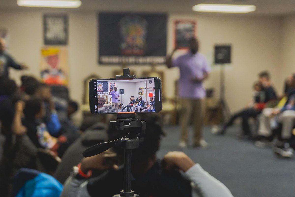 SenatorMcCray's tweet photo. Grateful to share moments with  
Mentoring Male Teens in the Hood. Reflecting on my Baltimore upbringing &amp; legislative lessons is a beautiful opportunity. Huge thanks to Cameron Miles &amp; all the men mentoring our young scholars! 🙌🏽 #MentorshipMatters  #RoleModeling https://t.co/Q6mBkfMBEC