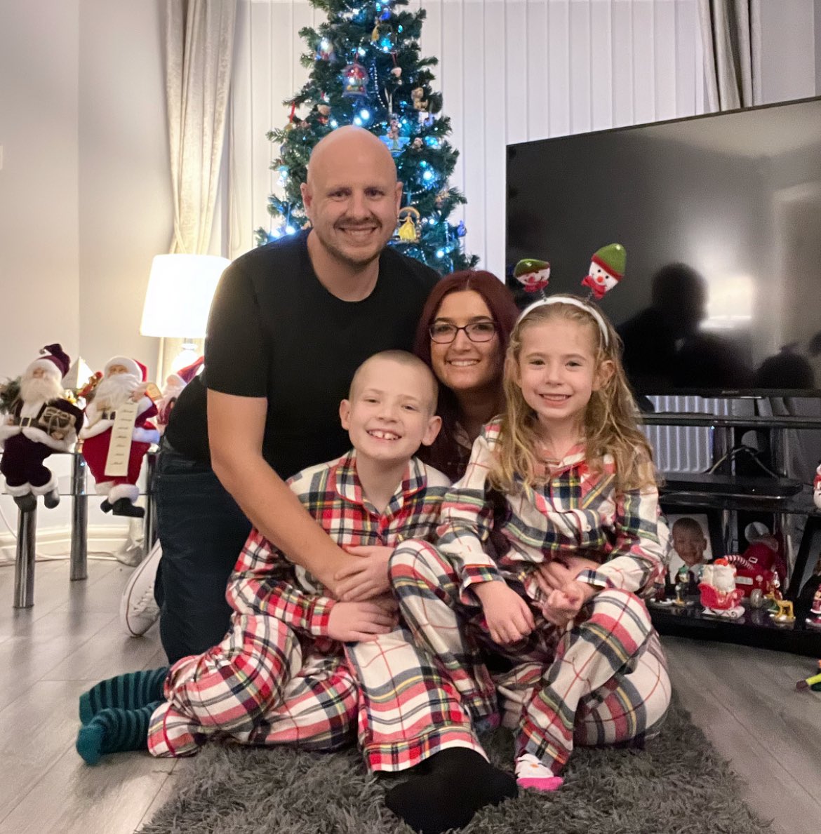 clareloutaylor's tweet photo. Merry Christmas from mine family to yours 🥰❤️👨‍👩‍👧‍👦 https://t.co/WmAQ46sPBP