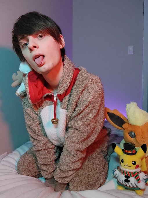 Merry Christmas everyone 🎁 💚  Feel free to check my Throne if you wanna get me a little thing >//w//<