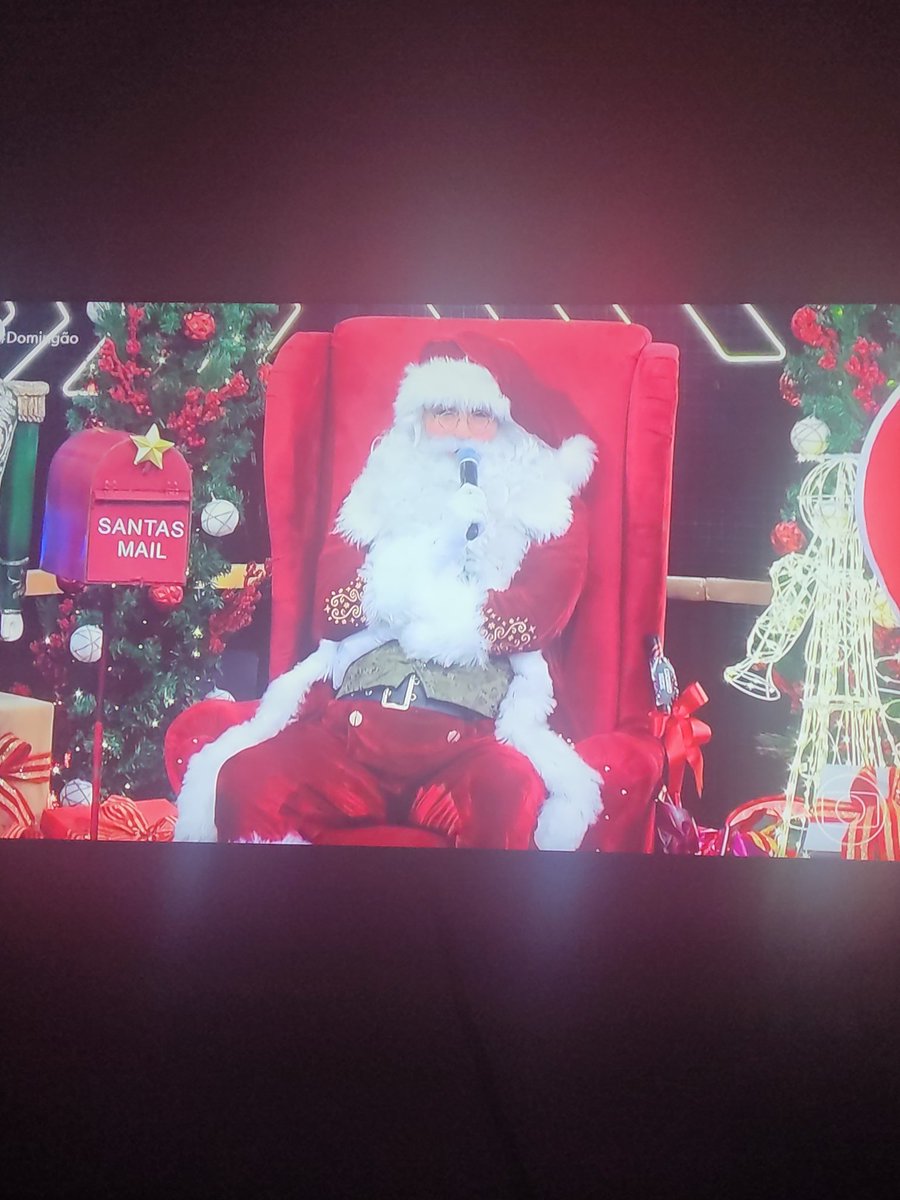 Gustavo641's tweet photo. Esse Papai Noel está parecendo com @tadeuschmidt . Feliz Natal 
#Domingão https://t.co/ths8vDfH0x