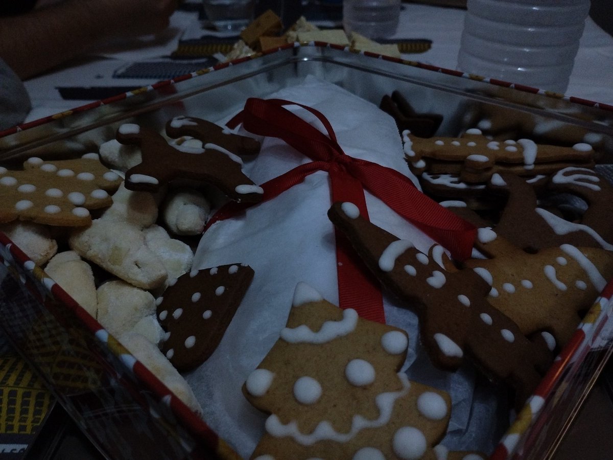 Regalazo de Orlando y Su mujer Nati, dos refugiados ucranianos que como otros muchos están pasando sus segundas navidades fuera de su país porque un psicópata decidió que eran unos fascistas y que su país no les pertenecía. Parece que fue ayer pero ya hace 22 meses #PrayForPeace