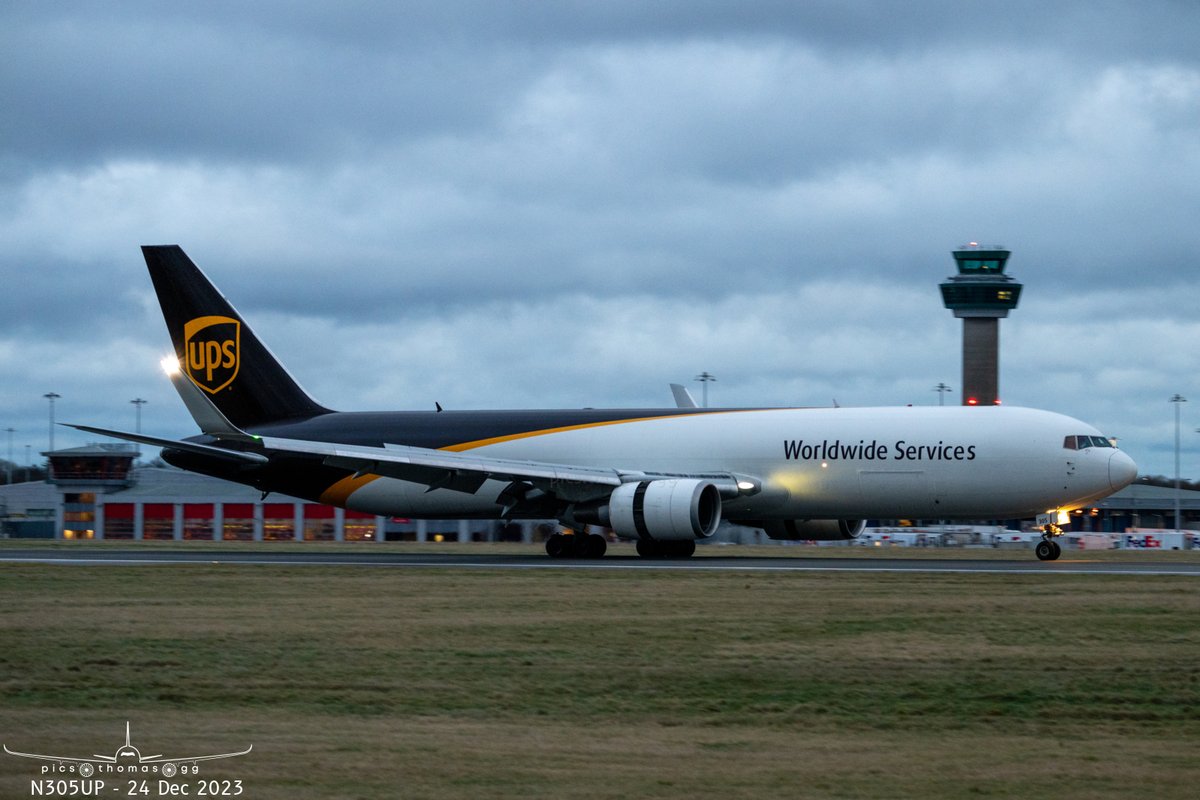 Christmas Eve arrival this evening of @UPSAirlines' #B767 N305UP from Philadelphia on the 5X205.

A slightly retimed arrival, being brought forward by several hours, meant it was still light outside for a  change! 😀