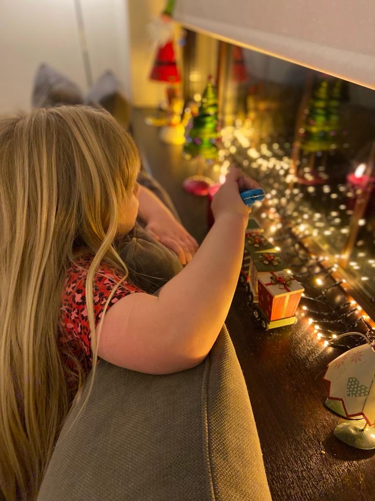 The youngest person in the house lights the Christmas candle on Christmas Eve. My lovely mum whose birthday it is today passed this tradition down to me and I am now passing it to Smallie. Happy Christmas 🎄 I wish you all peace of mind ♥️