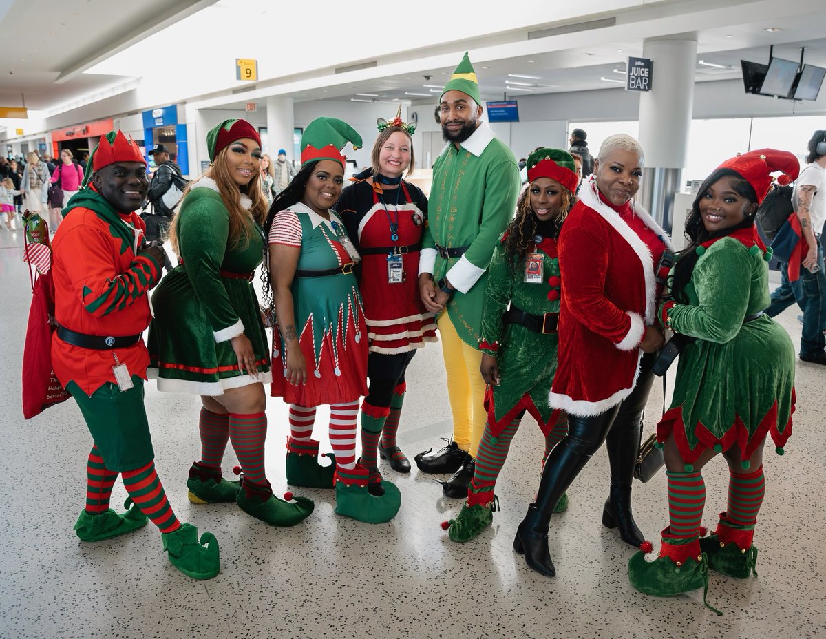 Jackspannah80's tweet photo. @JetBlue T5 JFK Blue Network Crewmember Elves JUST ELFING AROUND WITH THE BIG GUY! 🎅🏻 📷 IG- TRJVisuals. #Funvalue #Christamas @HelloJetBlue @IcemaGibbs https://t.co/mNOvCOS9Xg