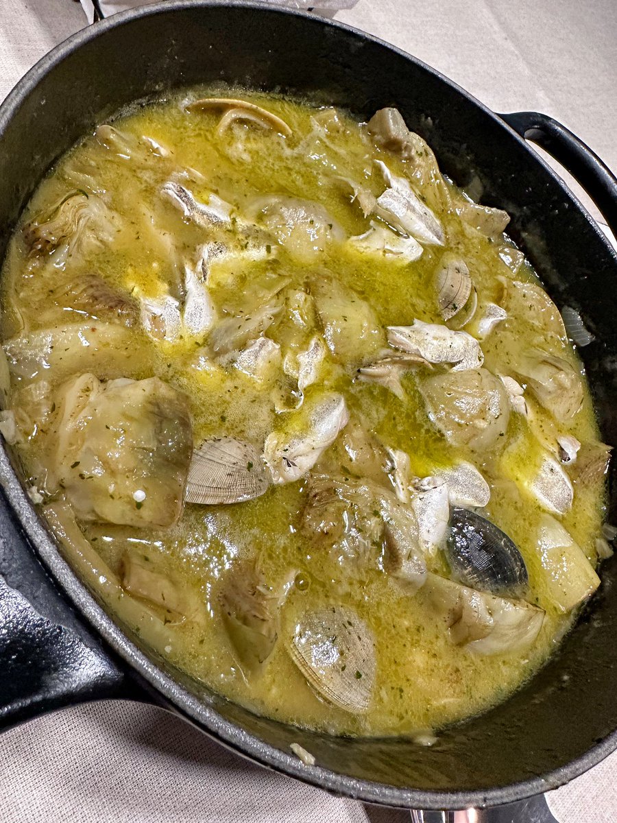 gontomar's tweet photo. Alcachofas con kokotxas y almejas. Ejecutor: @gontomar. Autor intelectual del delito: @sanchez_jaen https://t.co/v1VbgtElct