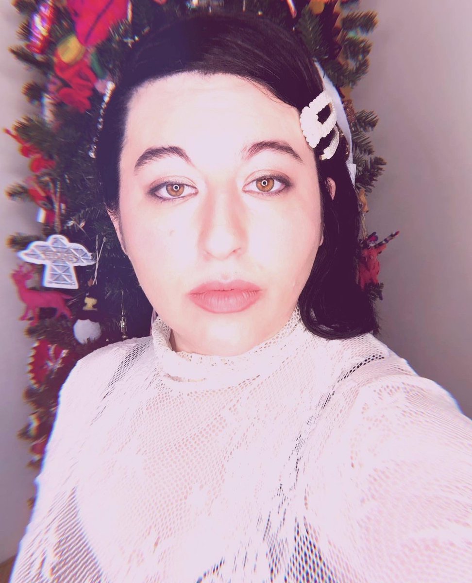 Merry Christmas &amp; happy holidays to everyone! I hope you all are having the best day and enjoying some time with family &amp;/or friends 💚🎄❤️