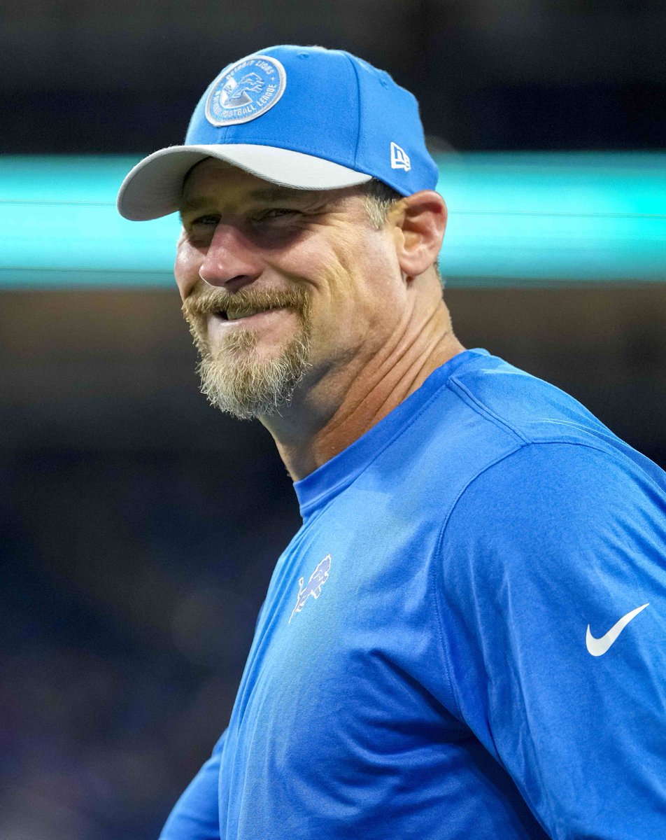 BleacherReport's tweet photo. Lions clinch the NFC North for the first time in 30 years 🔥🙌 https://t.co/HnnbIk84cL