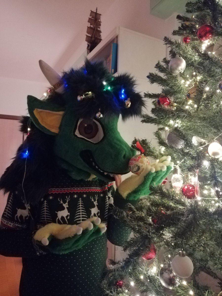 Merry Maxmas eveyone! 🎄🎄🎄 🪡 fursuit by: @CreaturesHalf