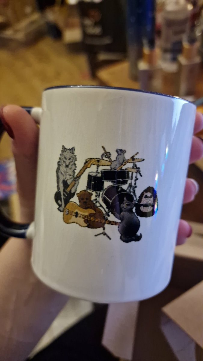 Я разочарована. Нет, я супер зла! Новый Год испорчен из-за Всемайки! Они сделали говно вместо кружек! У меня люди без подарков, потому что за это говно они ещё и цену заломили! Это пиздец. Некогда не заказывайте на vsemayki.ru!